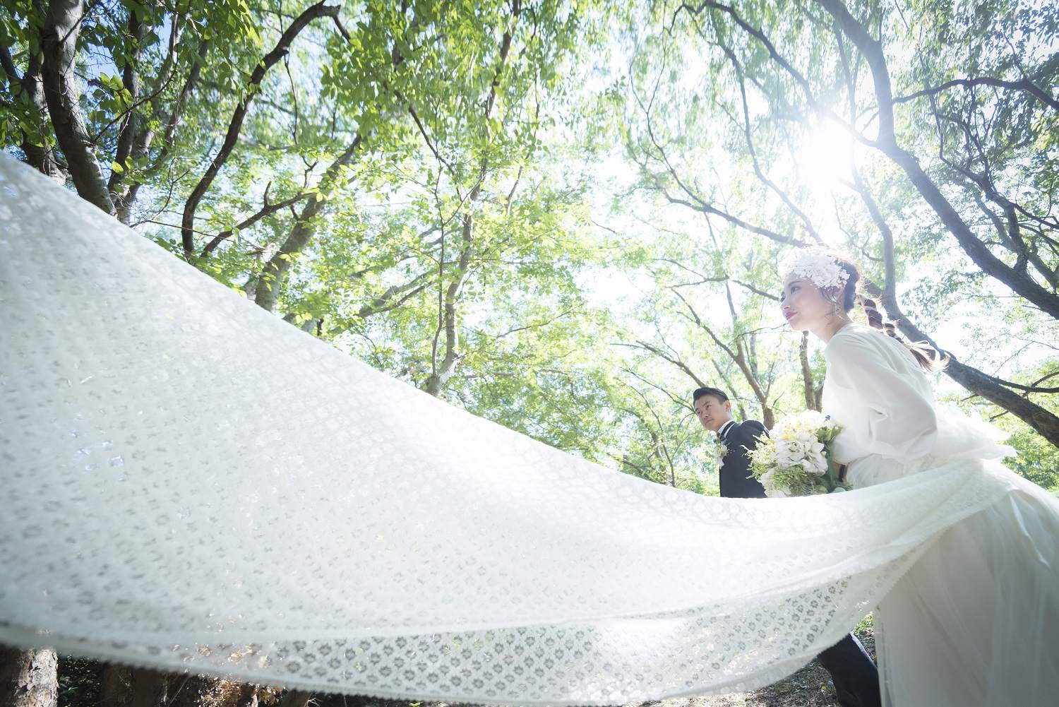 香川県高松市の小さな結婚式相談カウンターマリマリコンシェルジュの森林でのフォトウエディング