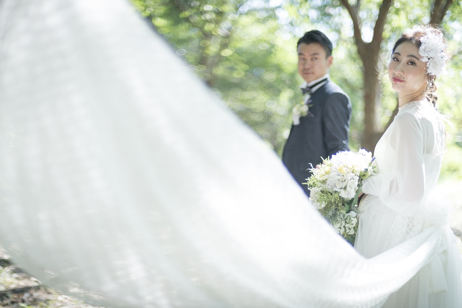 香川県高松市の小さな結婚式相談カウンターマリマリコンシェルジュの森林でのフォトウエディング