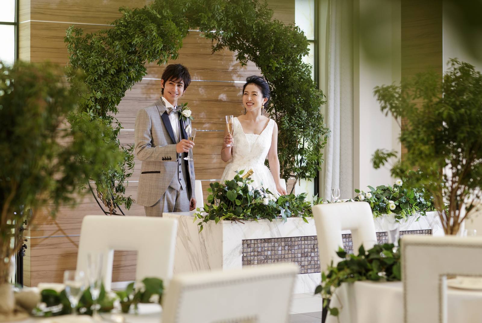 披露宴会場に立つ新郎新婦