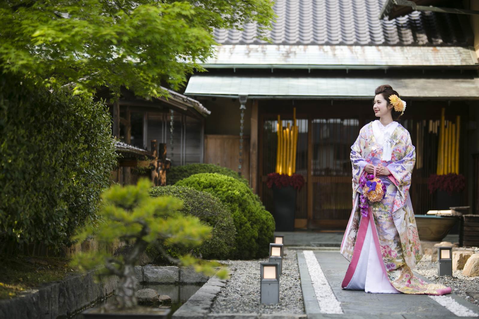 弓絃葉のアプローチで日本庭園を眺める花嫁