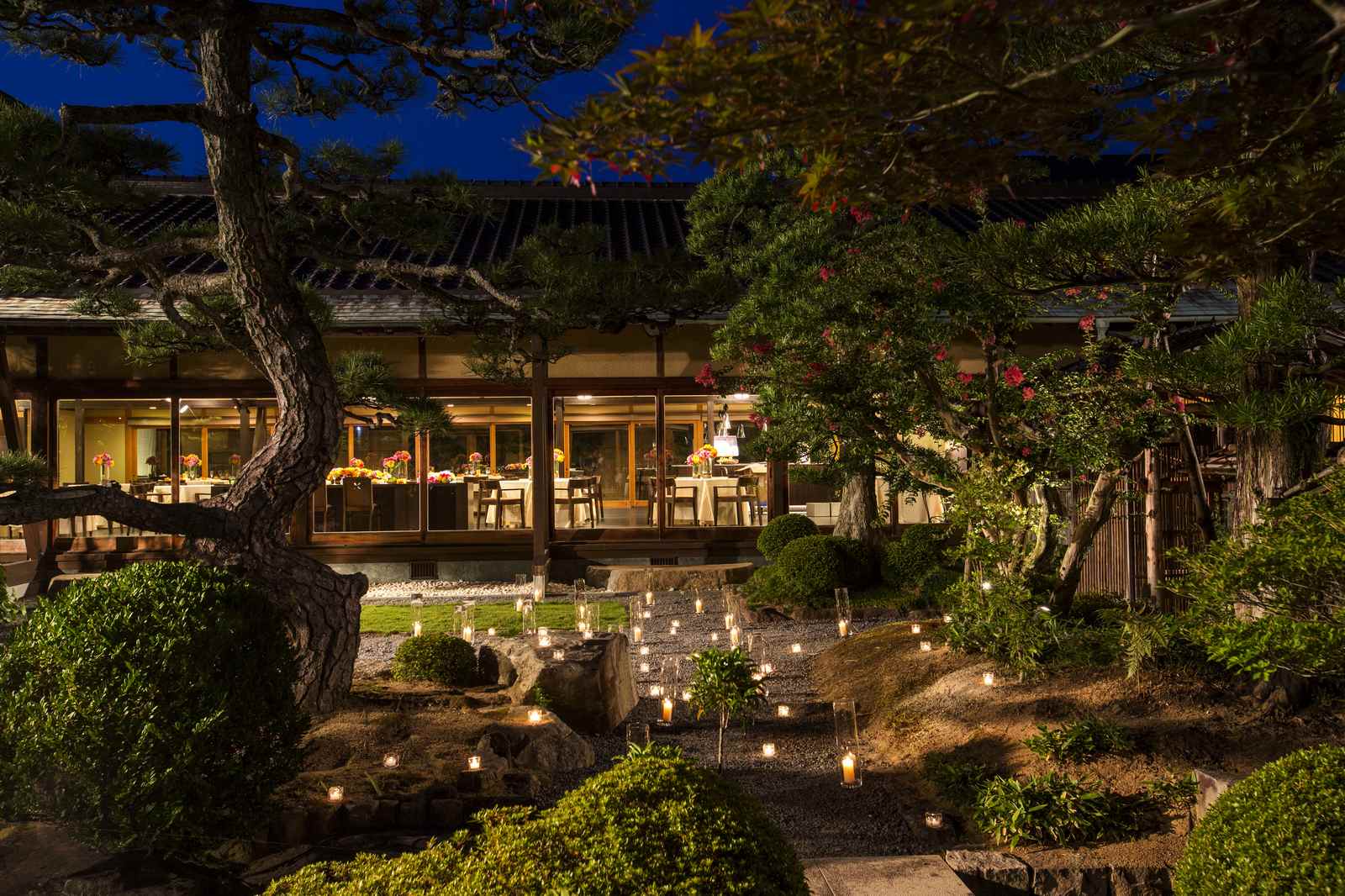キャンドルでライトアップされた日本庭園
