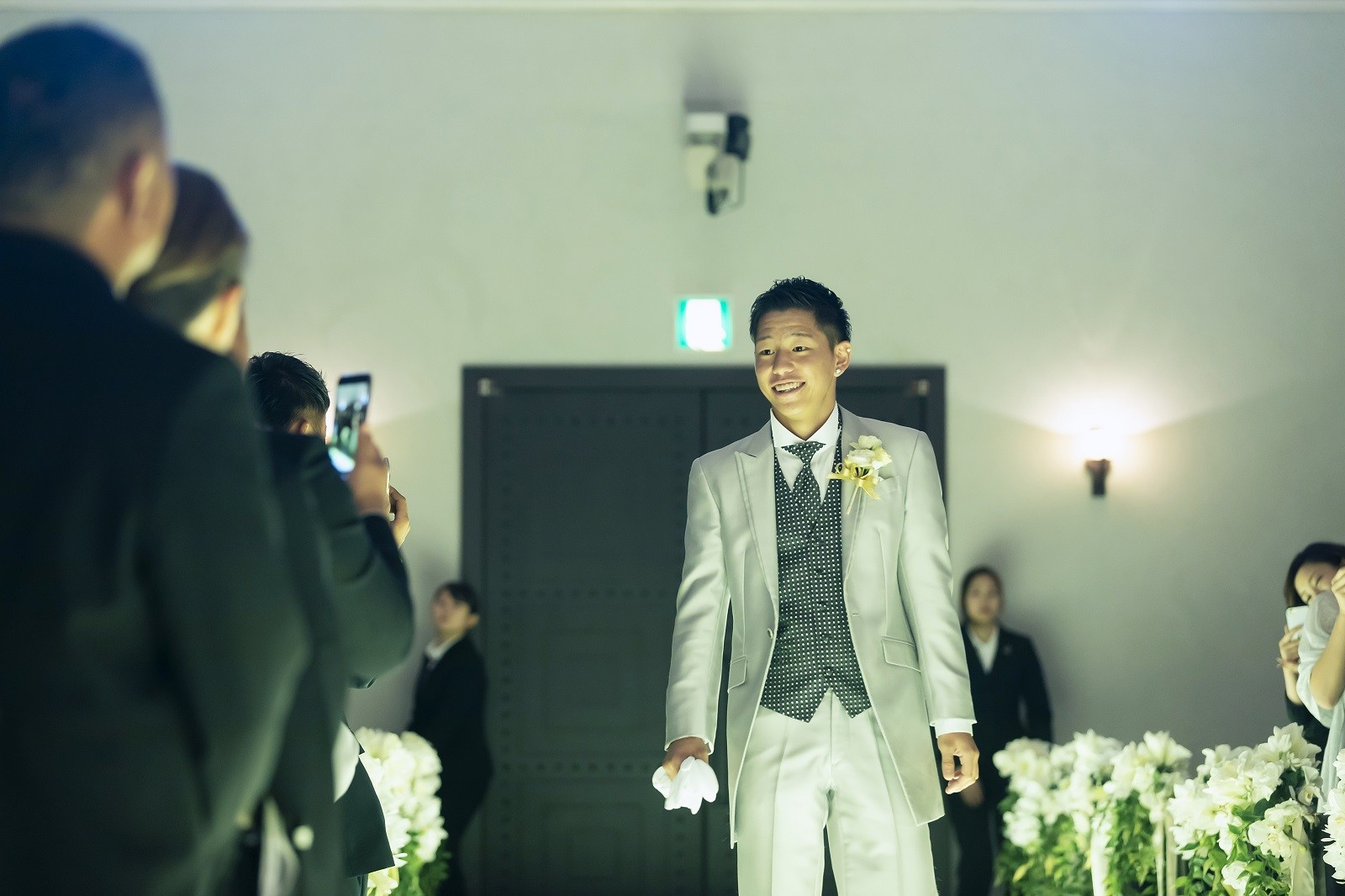 香川県高松市の小さな結婚式相談カウンターマリマリコンシェルジュのご紹介式場で新郎の入場シーン