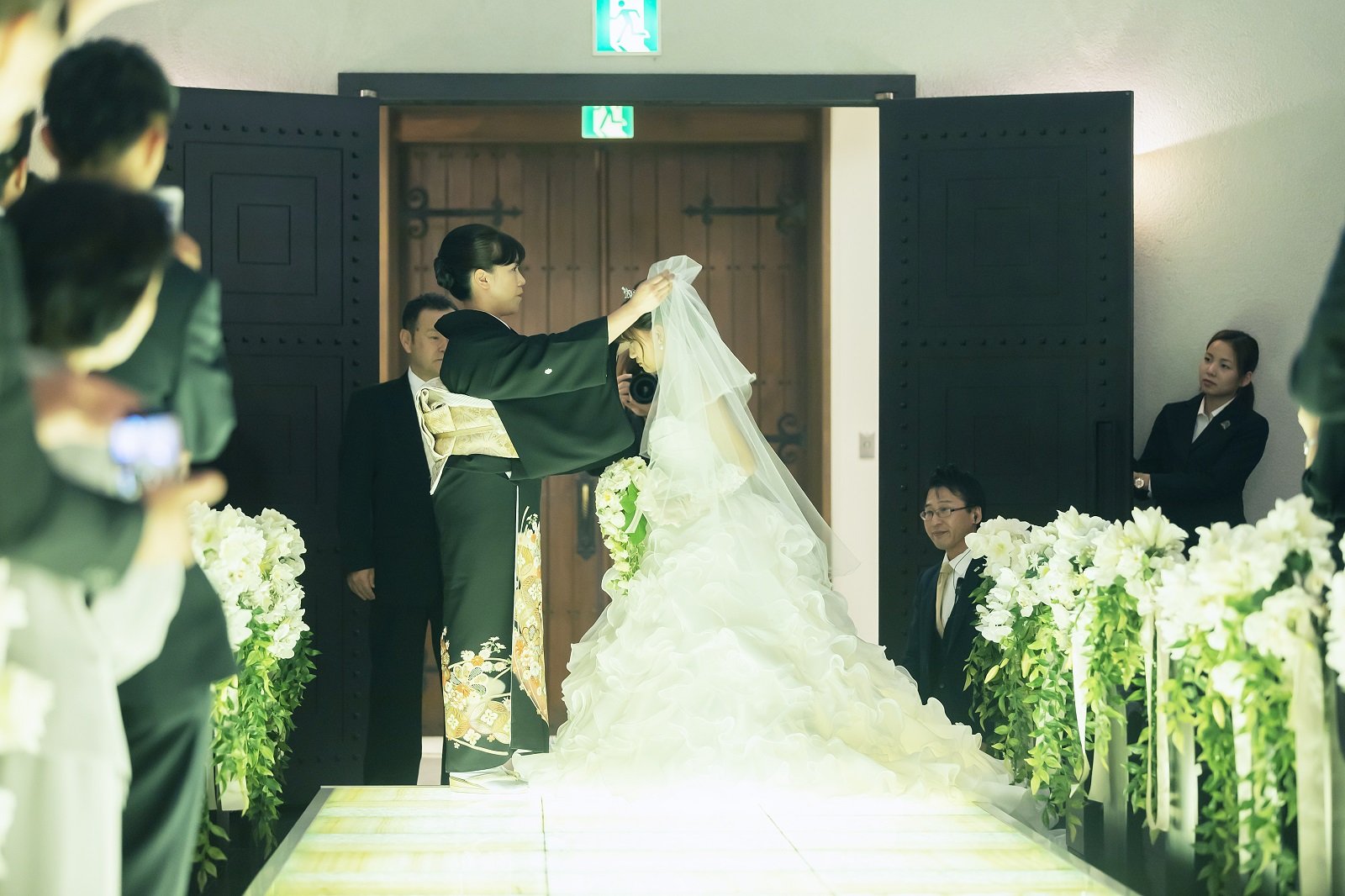 香川県高松市の小さな結婚式相談カウンターマリマリコンシェルジュのご紹介式場で新婦と母のベールダウン