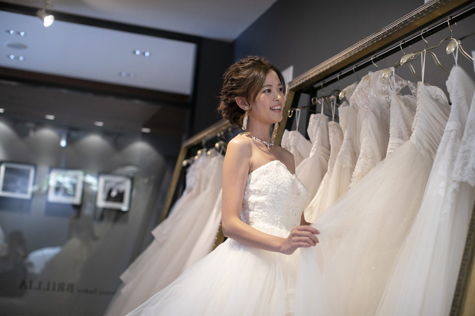 香川県高松市の小さな結婚式相談カウンターマリマリコンシェルジュのウエディングドレスとモデル