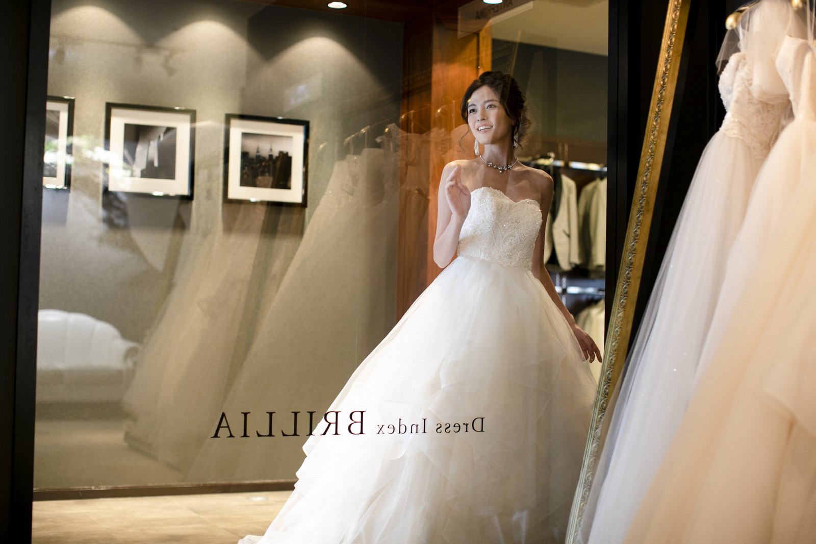 香川県高松市の小さな結婚式相談カウンターマリマリコンシェルジュのウエディングドレスとモデル