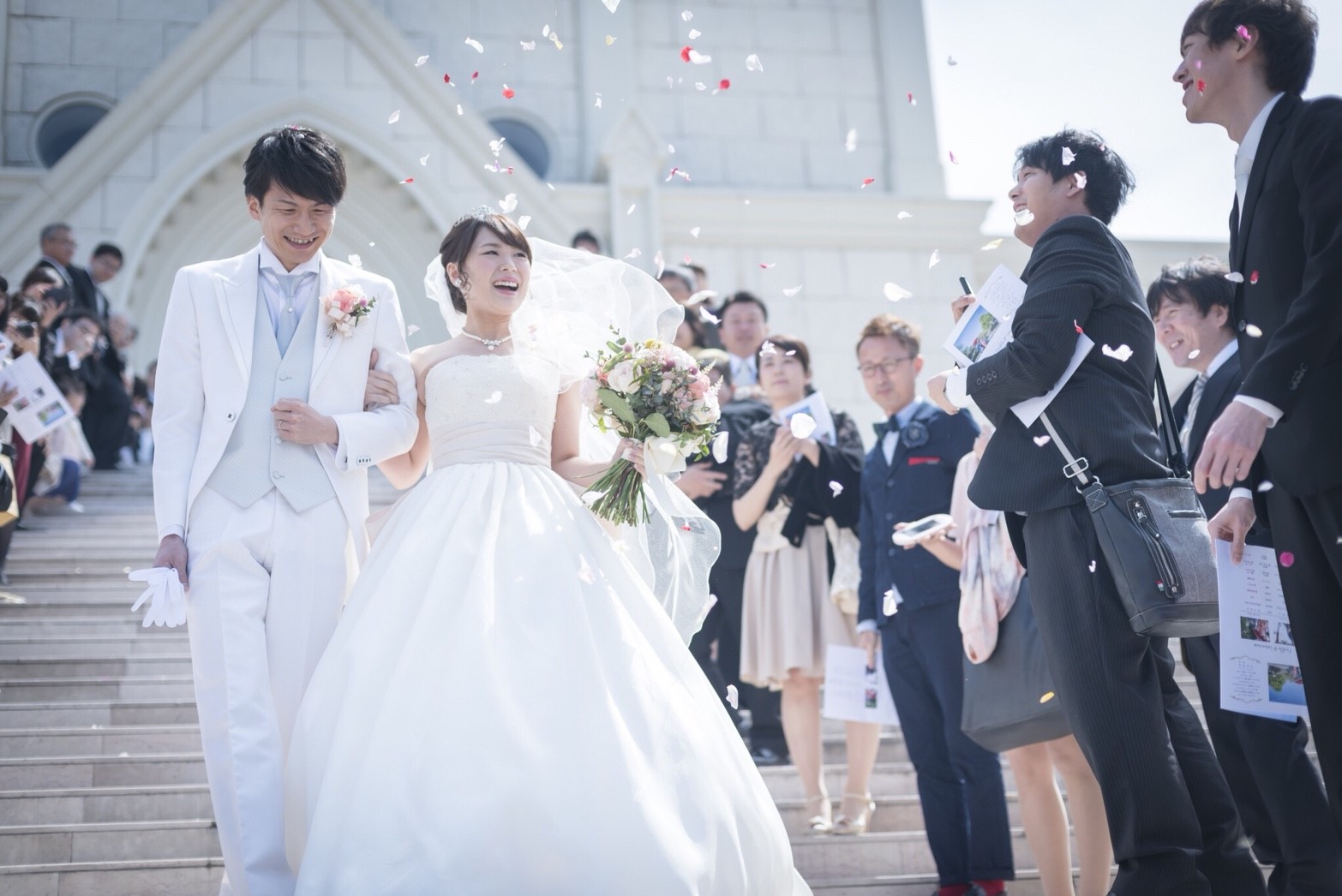 香川県高松市の小さな結婚式相談カウンターマリマリコンシェルジュのご紹介式場　シェルエメールの大階段でフラワーシャワー