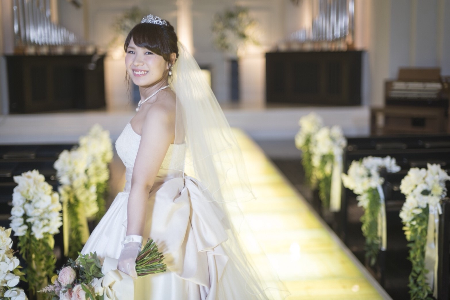 香川県高松市の小さな結婚式相談カウンターマリマリコンシェルジュのご紹介式場 バージンロードで新婦の写真