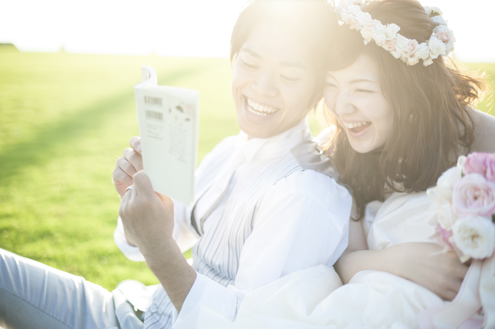 本を読みながらのウエディングフォト
