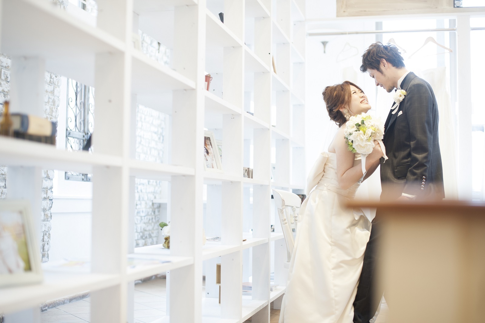笑顔で見つめ合う新郎新婦
