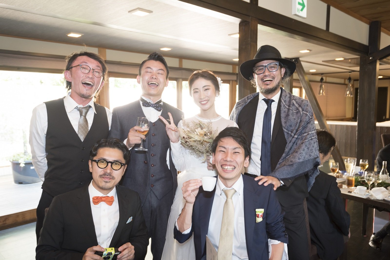 ゲストと新郎新婦でテーブルフォト