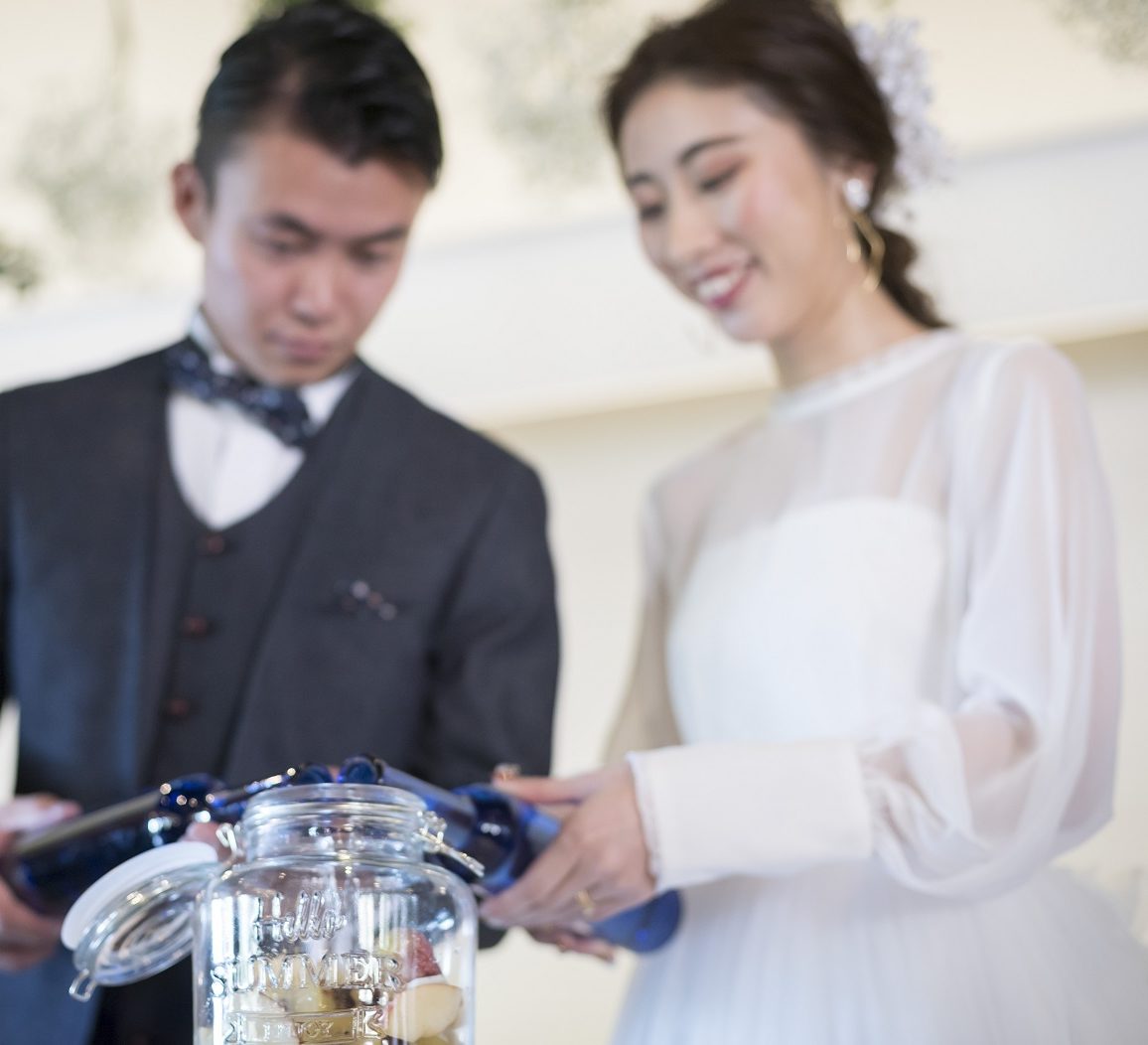 香川県高松市の小さな結婚式相談カウンターマリマリコンシェルジュのご紹介式場で果実酒をつくるセレモニー