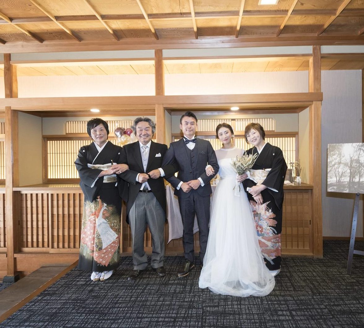 新郎新婦と両家で記念撮影