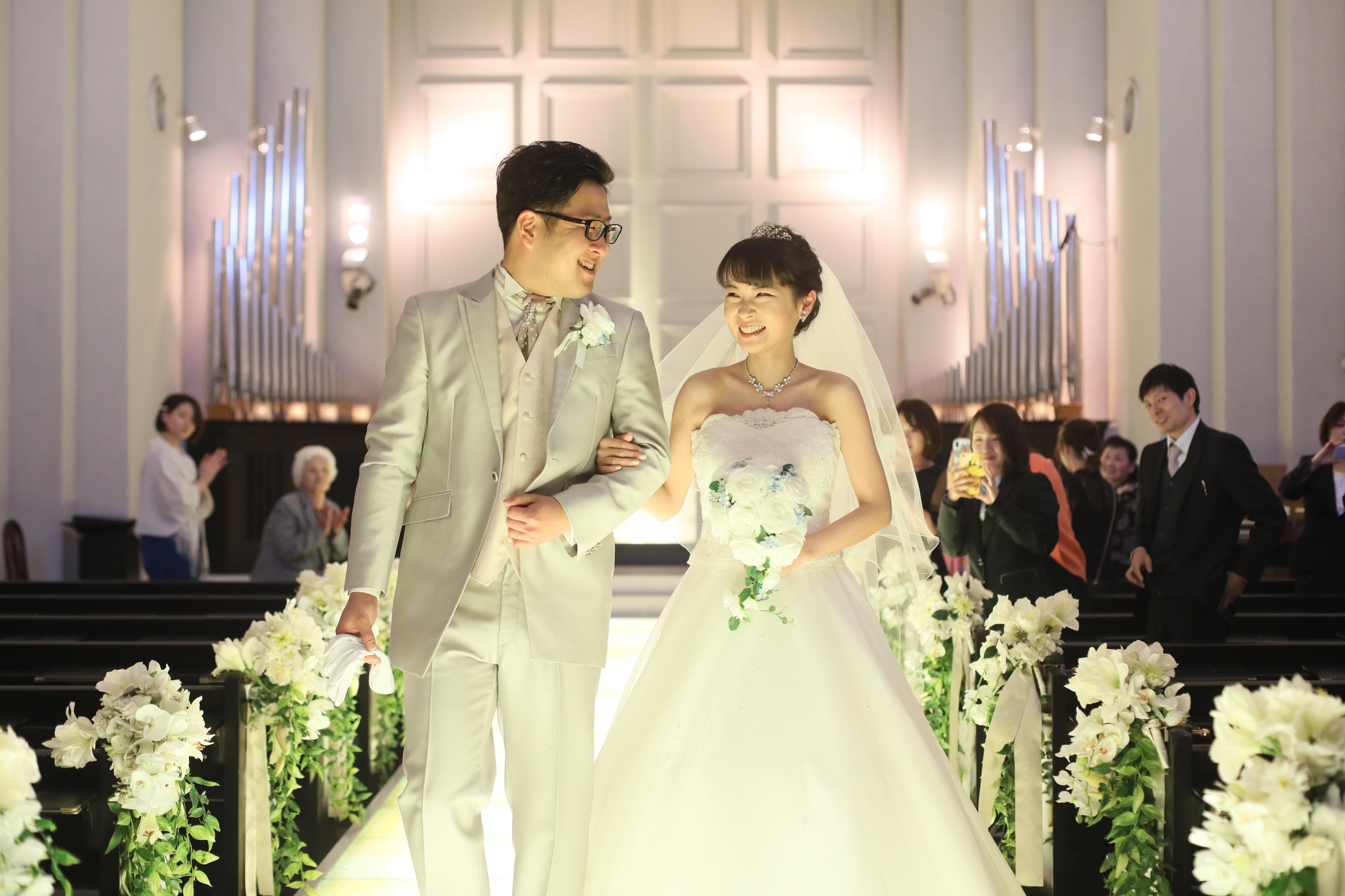 香川県高松市の小さな結婚式相談カウンターマリマリコンシェルジュのご紹介式場でバージンロードを歩む